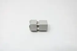 SWAGELOK STAINLESS FEMALE PIPE ADAPTER 1IN NPT X 1-1/4IN TUIBE