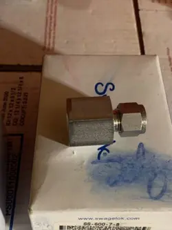NEW SWAGELOK STAINLESS CONNECTOR FITTING 3/8