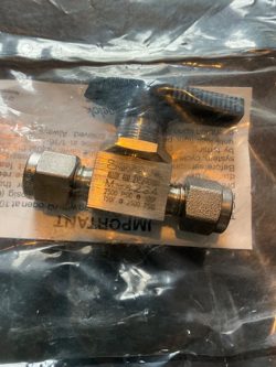 1 SWAGELOK 40 SERIES BALL VALVE, 0.6 CV, 1/4 IN. TUBE FITTING M-42S4