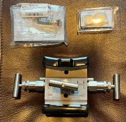 SWAGELOK 3-VALVE SS-V3NBFL STAINLESS STEEL INSTRUMENT MANIFOLD