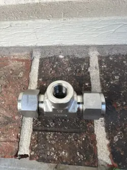 9 SWAGELOK SS TEE, 1/2