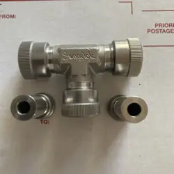 SWAGELOK SS-8-UT-3 ULTRA-TORR VACUUM FITTING & (2) ADAPTER 1/4
