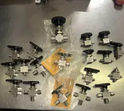 LOT OF 19 SWAGELOK WHITEY VALVES SS-41XS2 SS-41XTS2 SS-41S1 *NEW*