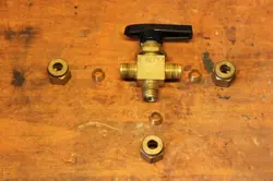 WHITEY SWAGELOK B-42XS4  BRASS 3 WAY VALVE