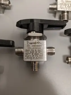SWAGELOK (1-PIECE) 3-WAY BALL VALVE (SS-43XS4)