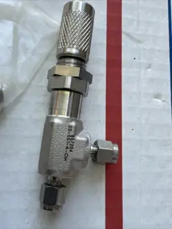 NEW SWAGELOK 1/16” NPT SS LOW FLOW ANGLE PATTERN METERING VALVE SS-SS1-A-OH