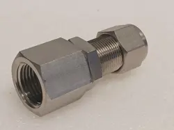 NEW SWAGELOK LOT OF (3) SS-810-71-8 BULKHEAD FEMALE CONNECTOR