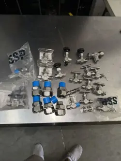 LOT OF 23 FITTINGS AND VALVES HYLOK SSP PARKER SWAGELOK HOKE DK LOK