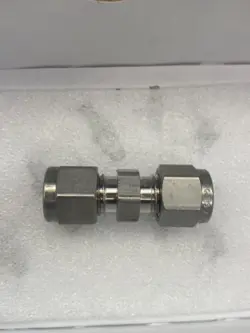NEW BOX OF 25 SWAGELOK SS-400-6,  1/4 INCH UNION TUBE FITTING X 1/4