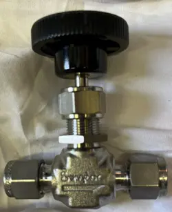 NEW SWAGELOK SS-1RS4 MANUAL NEEDLE VALVE BRAND NEW FREE SHIPPING