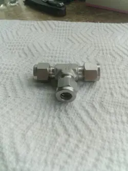 1 0- SWAGELOK STAINLESS STEEL TEE UNION FITTING, 3/8