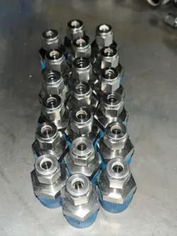 1 LOT OF 5 - SWAGELOK SS CONNECTOR, 1/4