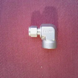 SWAGELOK® 3/8 TUBE OD X 1/2 NPT PIPE FEMALE ELBOW CONNECTOR 316 STAINLESS STEEL