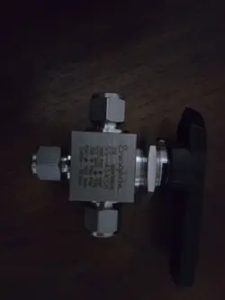 SWAGELOK SS-45XS8 40 SERIES STAINLESS STEEL 3-WAY BALL VALVE