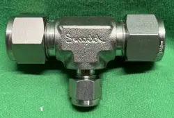 SWAGELOK TUBE FITTING REDUCING UNION TEE 1/2 X 1/2 X 1/4 TUBE OD SS-810-3-8-4