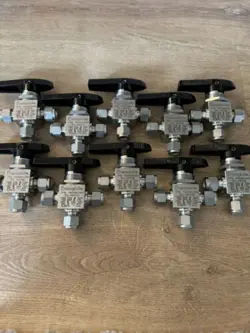 BRAND NEW SWAGELOK SS-44XS6 STAINLESS STEEL 3-WAY BALL VALVE