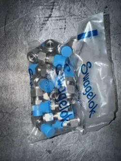 LOT  OF 25 SWAGELOK SS FITTING, 3/8