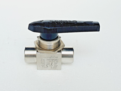 SWAGELOK SS-45F8 BALL VALVE 40 SERIES STAINLESS STEEL, 1/2 IN. FNPT # NEW