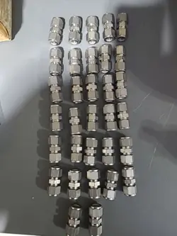 32  - SWAGELOK STAINLESS STEEL UNION FITTING, 1/2