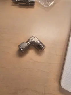 SWAGELOK SS-400-2-8 ELBOW CONNECTOR FITTING 1/4