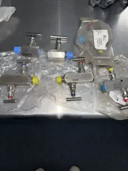 LOT OF 6 VALVES/MANIFOLDS SWAGELOK FITTINGS CHEM OIL & WAKAI ALL NEW