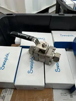 SWAGELOK SS-65PS16-5228:  STAINLESS STEEL 3-PIECE 2-WAY BALL VALVE 1