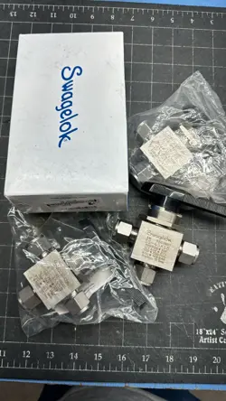 3 NEW SWAGELOK 1-PIECE 40 SERIES 3-WAY BALL VALVE 1/2