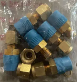 SWAGELOK BRASS CONNECTOR FITTINGS LOT OF 6 - 1/4