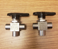 (QTY 2) SWAGELOK WHITEY SS-43XF4 STAINLESS STEEL 3-WAY VALVE