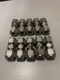 QTY 10 SWAGELOK STAINLESS STEEL UNION FITTING, 3/8