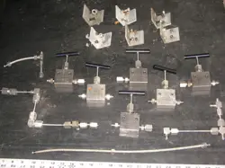 SNO TRIK (6) SS-445-FP HIGH PRESSURE SS NEEDLE VALVES W TUBE & FITTINGS SWAGELOK