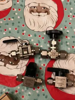 LOT OF 4 NEW SWAGELOK VALVES. SS-6P6T(2) SS-62TS6 (1) SS-1RS8(1) STAINLESS STEEL