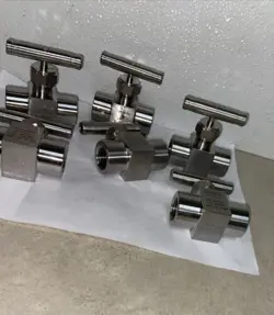 6 SWAGELOK SS- 26VF8 NEEDLE VALVE LOT