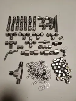 LOT OF SWAGELOKS FITTINGS