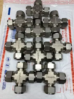 1 - SWAGELOK STAINLESS STEEL UNION CROSS FITTING, 3/4