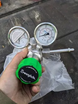 SWAGELOK HYDROGEN REGULATOR