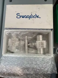QTY 2 - SWAGELOK SS-26VF8 INTEGRAL BONNET NEEDLE VALVE STAINLESS STEEL 6000PSI