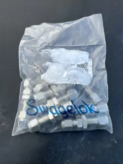 LOT OF 8 SWAGELOK 6MM  STAINLESS STEEL BULK HEAD UNION SS-6MO-61 NEW