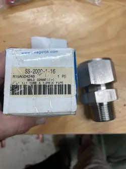 NEW SWAGELOK SS-2000-1-16 MALE CONNECTOR, 1-1/4