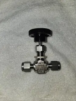 SWAGELOK NEEDLE  VALVE SS-1VS4 NEW FREESHIPPING 