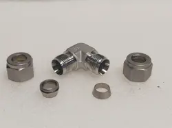 NEW SWAGELOK LOT OF (10) SS-600-9 ELBOW FITTING