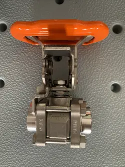 SWAGELOK SS-63TF8-LLK - 60 SERIES BALL VALVE, PTFE SEATS, 1/2” FNPT, OVAL LATCH