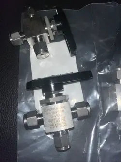 SWAGELOK SS-43XS4 STAINLESS STEEL BALL 3-WAY VALVE 1/4