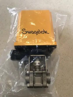 MS-142AC ELECTRIC ACTUATOR VALVE 120VAC & SWAGELOK SS-63TF8-42AC 1/2 MNPT