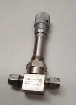 SWAGELOK NUPRO METERING VALVE BELLOWS SEALED SS-4BMW 1/4 COMPRESSION