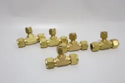 5 - SWAGELOK BRASS REDUCING TEE, 3/8
