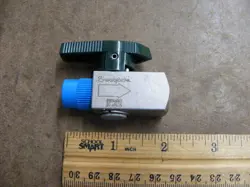 SWAGELOK SS-4P4T STAINLESS STEEL QUARTER TURN VALVE 1/4