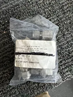 6 PACK SWAGELOK SS-600-7-6 STAINLESS FEMALE CONNECTOR 3/8 TUBE O.D X 3/8 FNPT