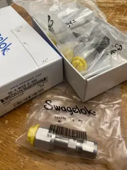BOX OF 10 SWAGELOK SS-4-WVCO-6-400 VACUUM FITTING - 1/4