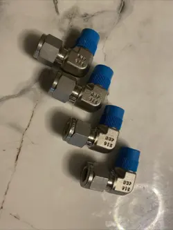 LOT-4PC SWAGELOK  3/8
